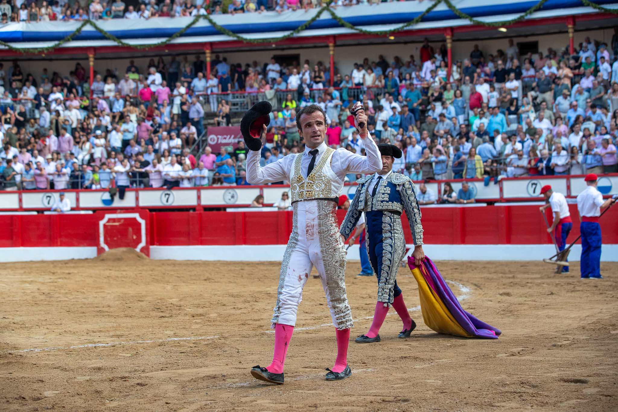 Damián Castaño paseó una oreja del primero de su lote.