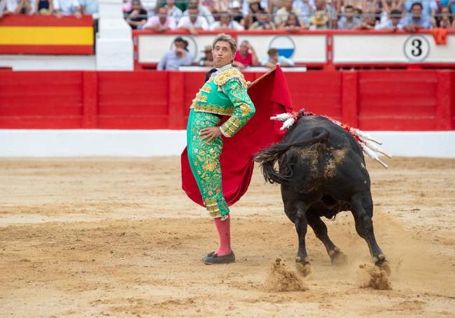 Inicio de faena de Manuel Escribano por la espalda a su segundo toro.
