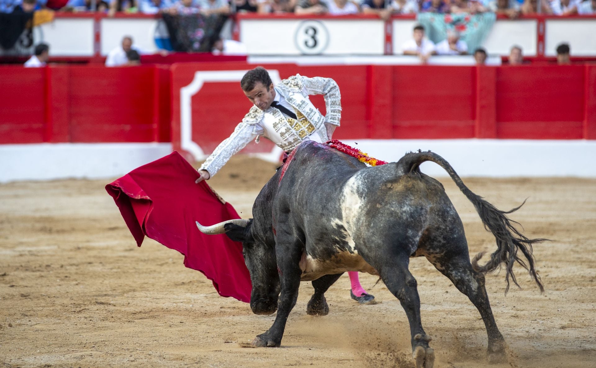 Pase con la diestra de Damián Castaño en el tercero de la tarde.