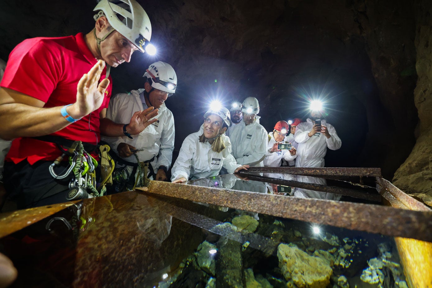Los guías de la cueva enseñan algunas de las peculiaridades de la vía.