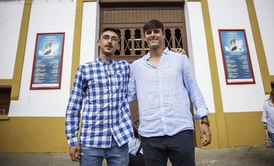 Juan Cruz y Aarón Argos, frente a la puerta grande de Cuatro Caminos