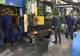 Trabajadores en el interior de una fábrica.