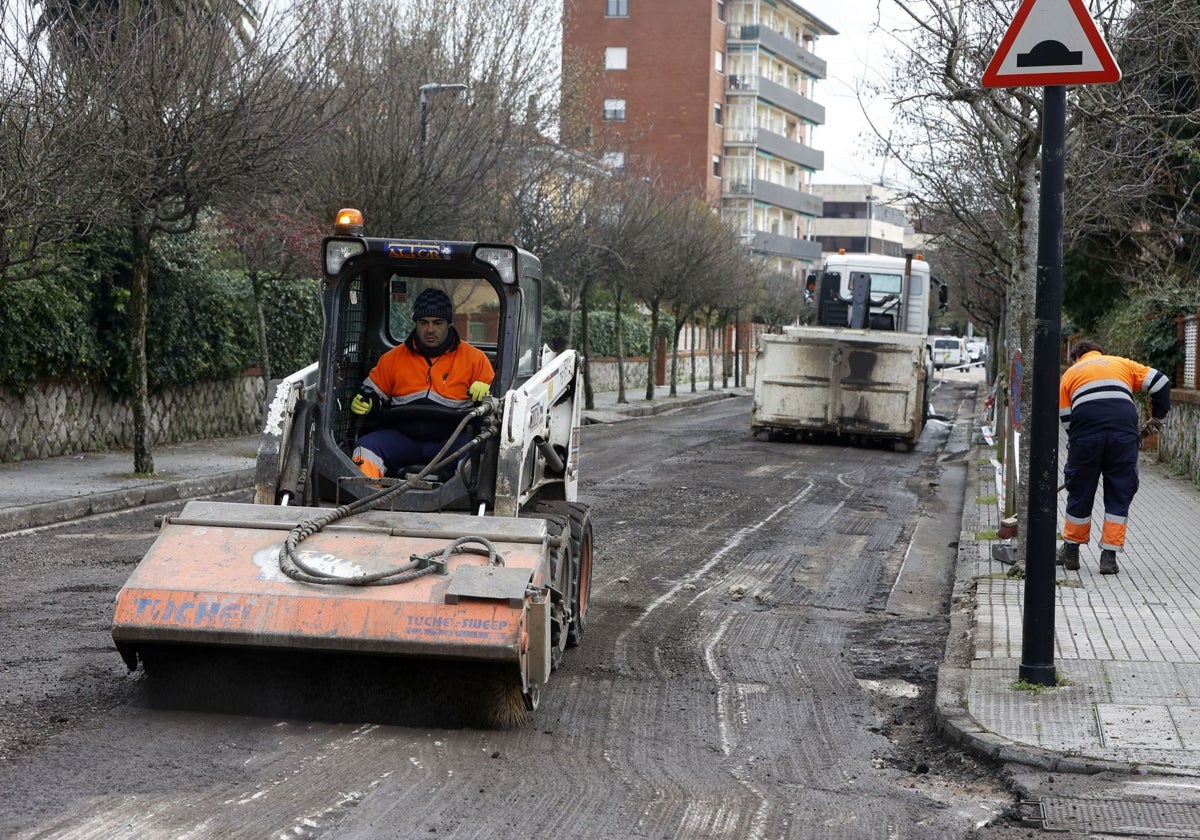 Labores de asfaltado en Torrelavega, en una imagen de archivo.
