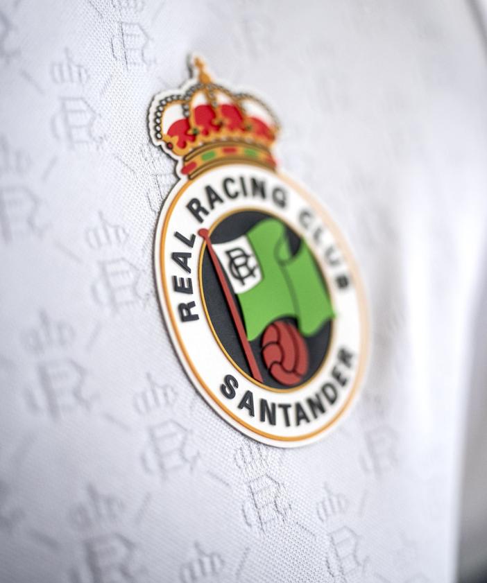 Imagen secundaria 2 - Arriba, la camiseta ya está a la venta de forma online y en la tienda del club. Abajo, el lema 'Nuestro Norte', sobre el hombro derecho. Y a la derecha, detalle de la tela en la que se pueden apreciar las letras 'RC' y la corona del escudo.