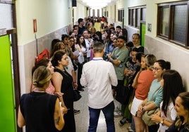Participantes en las últimas oposiciones para maestros, antes de iniciarse la prueba.