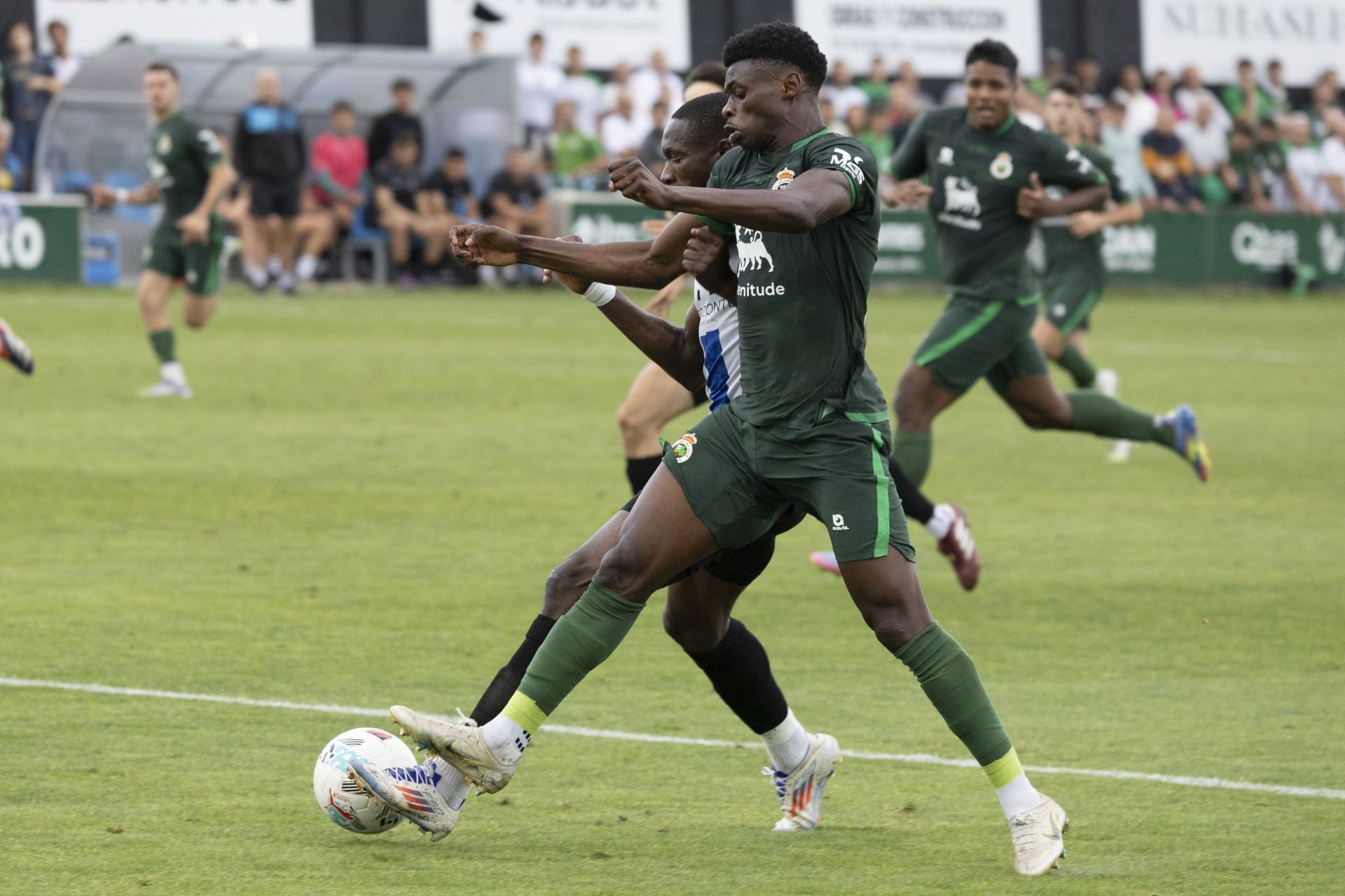 Suleiman Camara es presionado por un rival en una acción ofensiva.