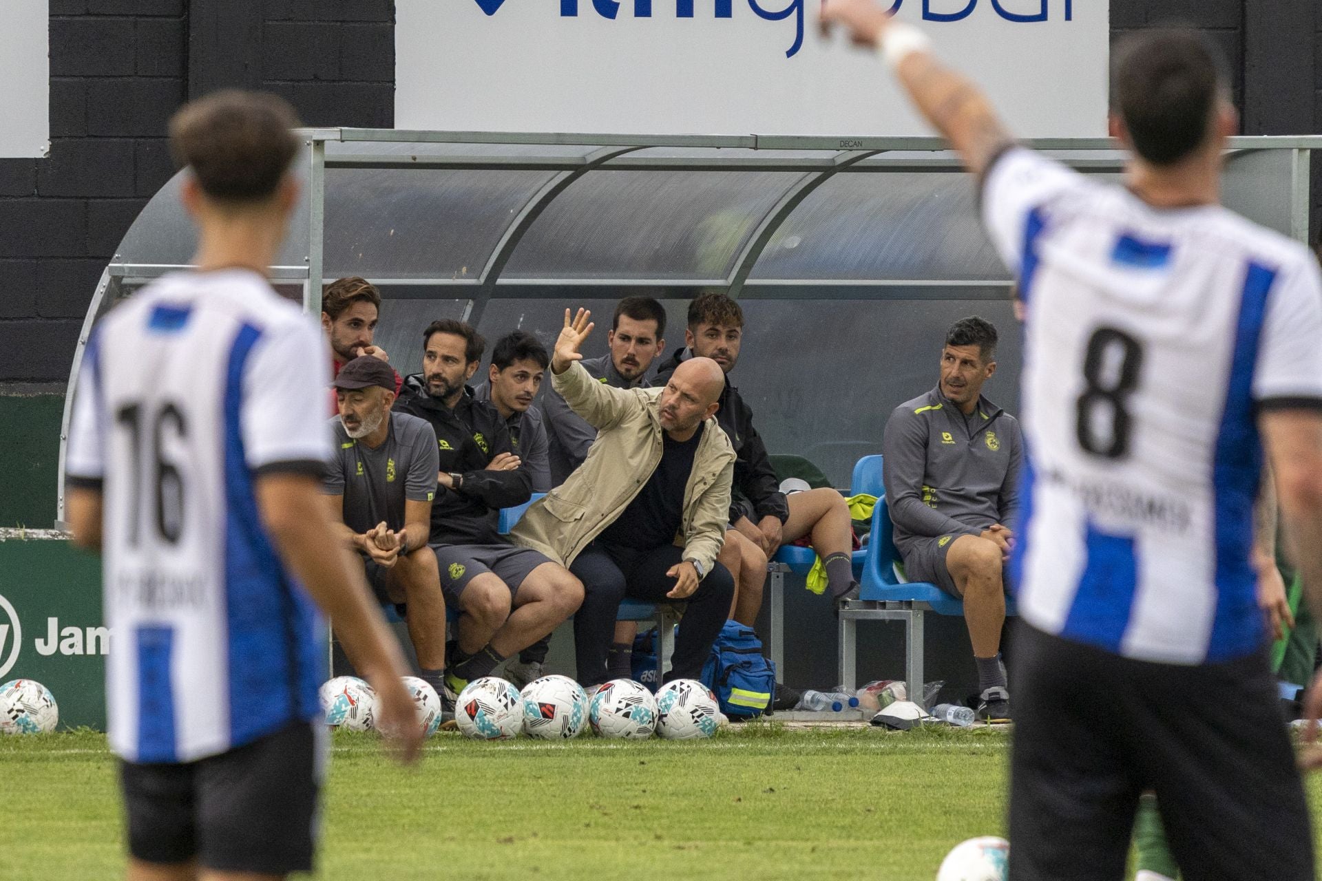 José Alberto, durante una acción del encuentro, rodeado de su equipo técnico.