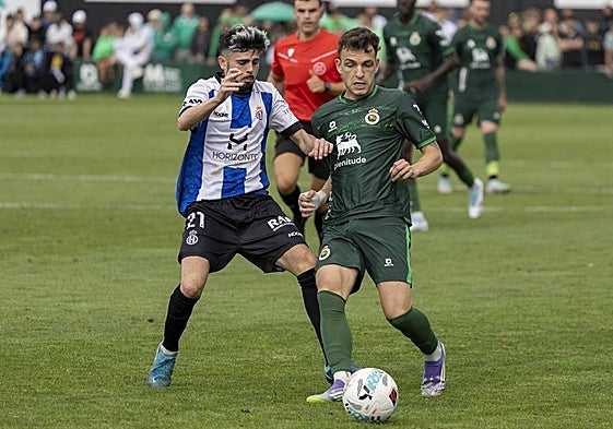 Íñigo Vicente intenta recibir el balón ante la presión del rival.