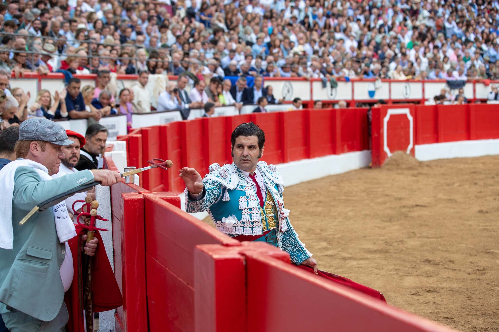 Morante cambia el estoque simulado por la espada de matar.