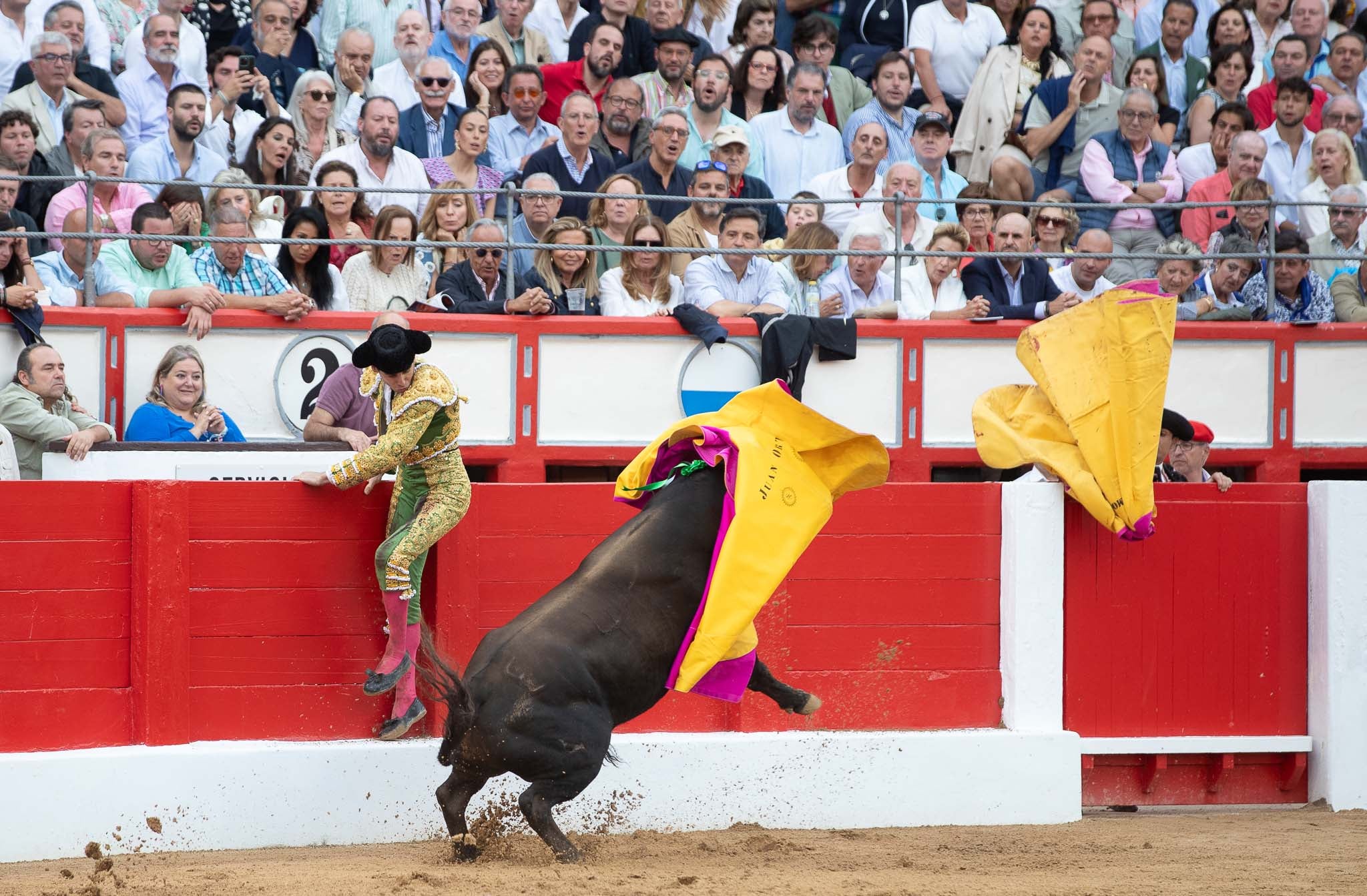 El toro estuvo a punto de arrollar a Juan Ortega.