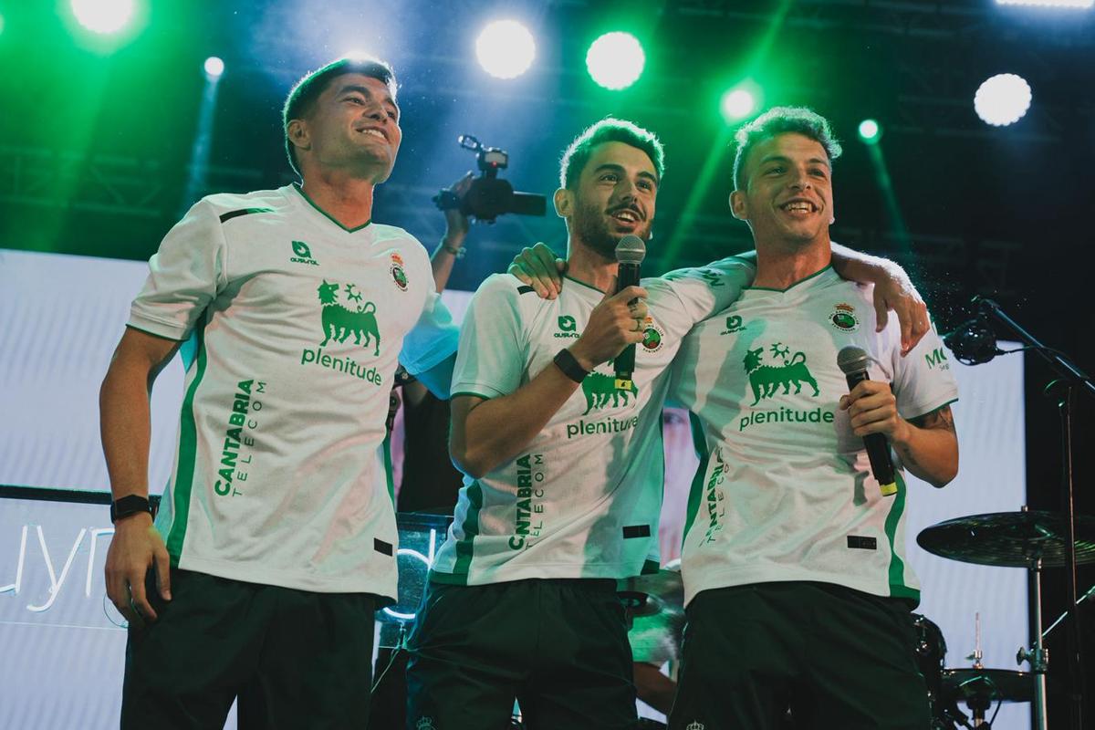 Aldasoro, Andrés Martín e Íñigo Vicente con la camiseta que se ha presentado este miércoles en La Porticada.
