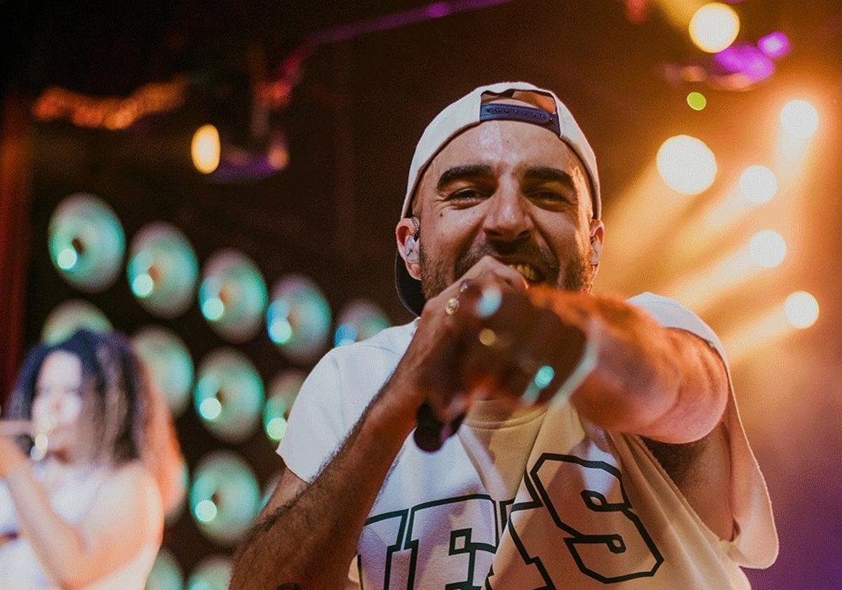 Nil Moliner señalando a la cámara en uno de sus conciertos.