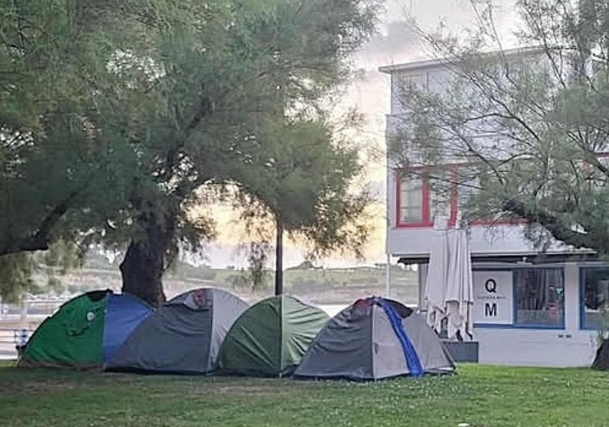 Tiendas de campaña instaladas en el Parque de Mesones.