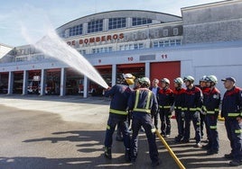 Bomberos de Torrelavega haciendo demostraciones en el parque.