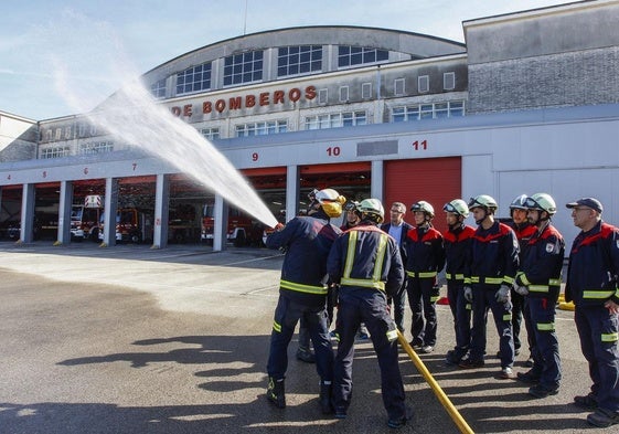 Bomberos de Torrelavega haciendo demostraciones en el parque.