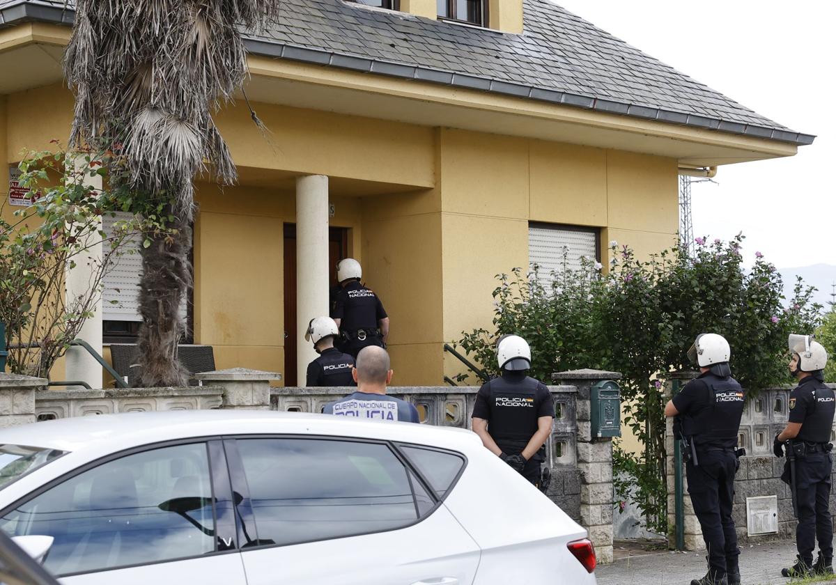 Policía Nacional en un intento de okupación en Tanos, en agosto de 2024.