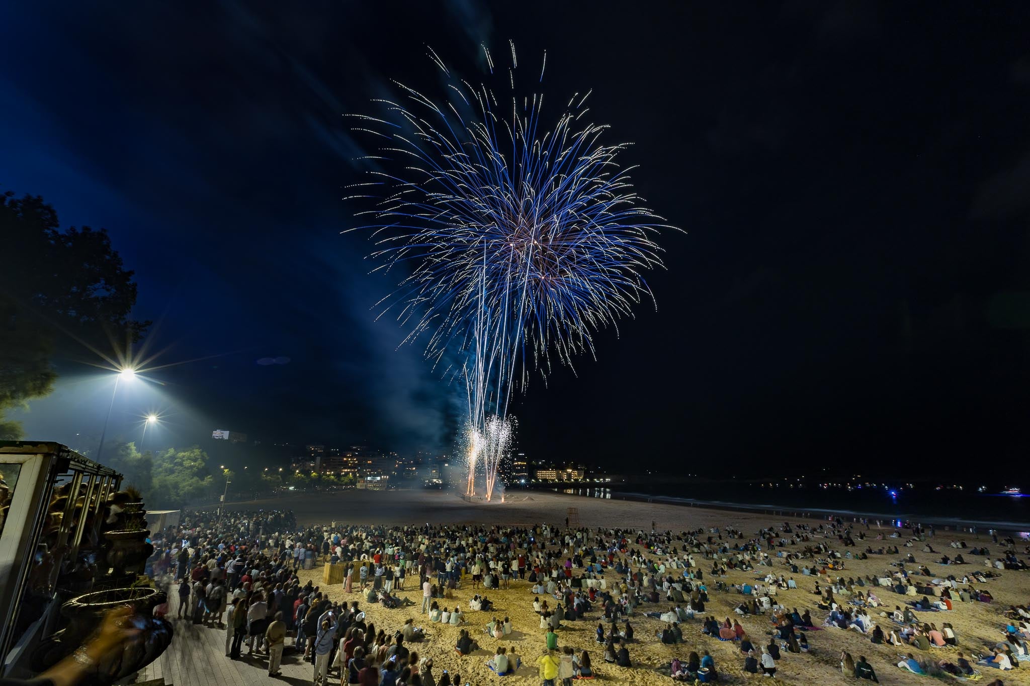 Muchos disfrutaron del espectáculo desde la propia playa.