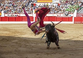 Emilio de Justo sufrió una voltereta al entrar a matar al primero de la tarde.