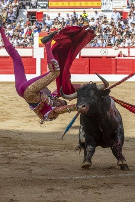 Emilio de Justo sufrió una voltereta al entrar a matar al primero de la tarde.