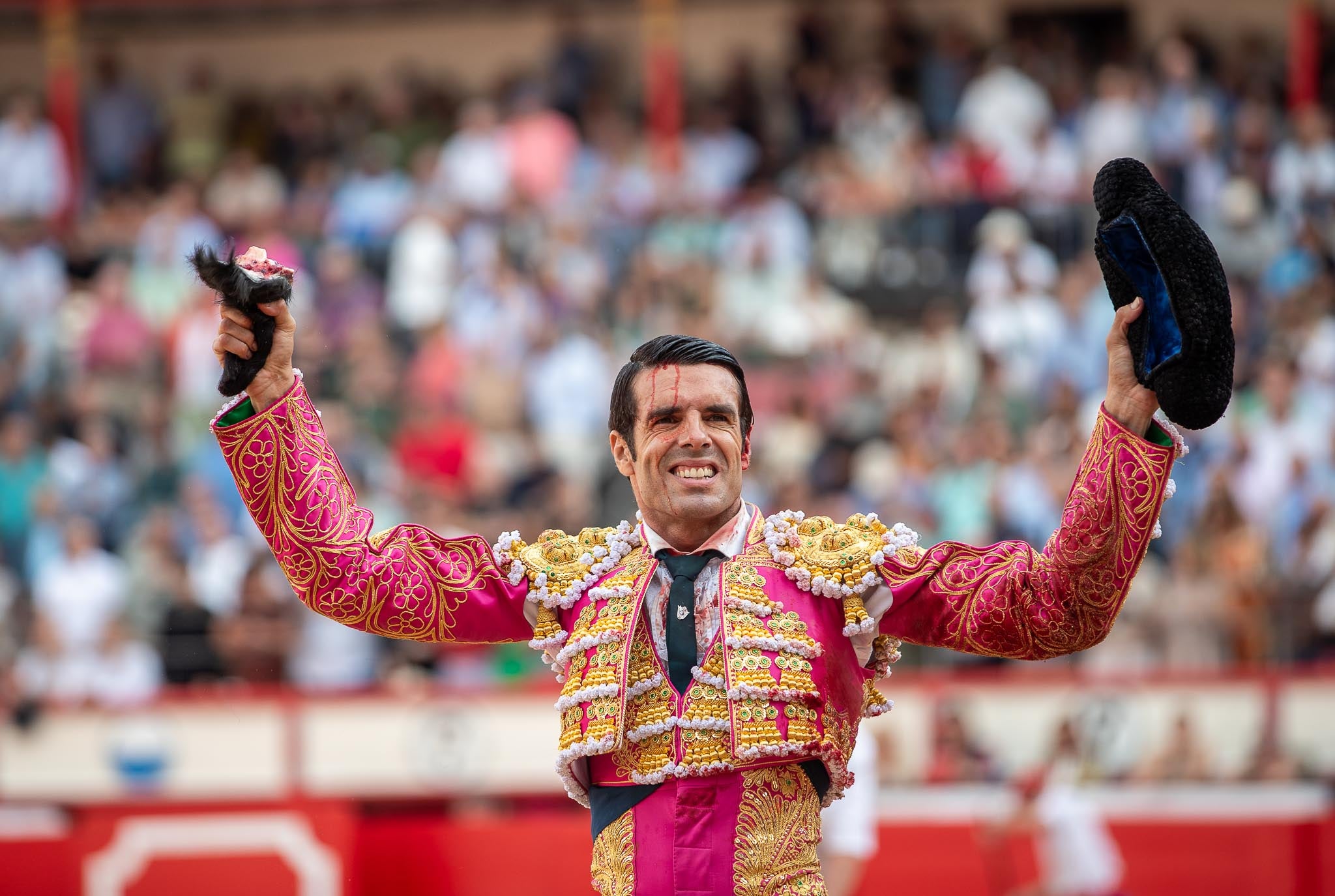 De Justo con la oreja que cortó en el primero de su lote.