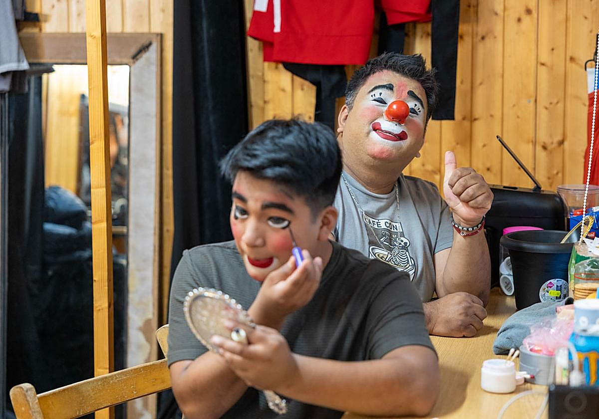El dúo de payasos 'Los chiquitines', en su proceso de preparación previo a su momento en la carpa de Quimera