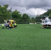 El helicóptero aterrizó en el campo de fútbtol de Ramales para llevar al herido a Cruces.