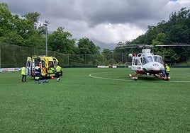 El helicóptero aterrizó en el campo de fútbtol de Ramales para llevar al herido a Cruces.