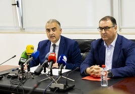 El consejero de Fomento y Medio Ambiente del Gobierno de Cantabria, Roberto Media, acompañado por el director general de Medio Ambiente, Alberto Quijano.