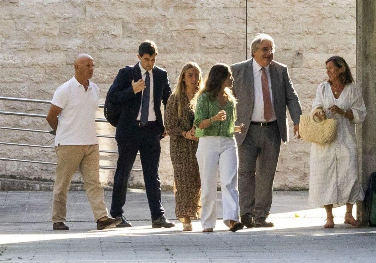 Miguel Ángel Diez, el 28 de junio, entrando con su familia en los juzgados de Las Salesas.
