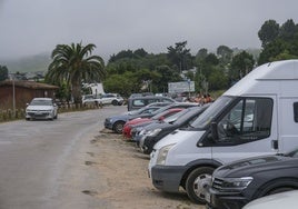 Vehículos en fila aparcados en el estacionamiento de la playa de Oyambre.