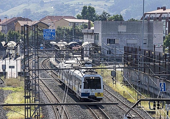 El tren que conecta Santander con Bilbao, a su paso por El Astillero.