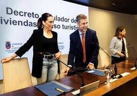 El consejero Luis Martínez Abad estuvo acompañado por María Saiz Villar y Elena Sedes, directora y subdirectora de Turismo, respectivamente.
