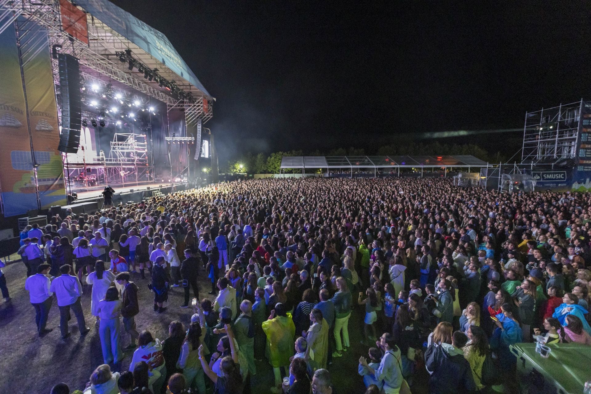 Yatra y los incombustibles fans de La Magdalena
