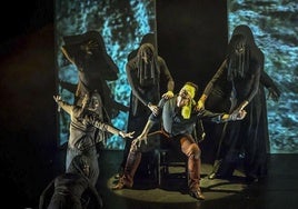 Intérpretes de la compañía de danza de Ribadedeva, sobre el escenario.