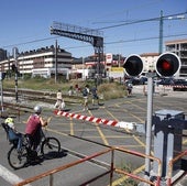 Paso a nivel de la calle Pablo Garnica, en Torrelavega.