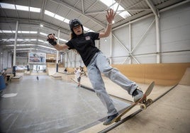 Marina Cagigas, subcampeona de España, sube por una de las rampas que hay en las instalaciones de Life Skate Farm.