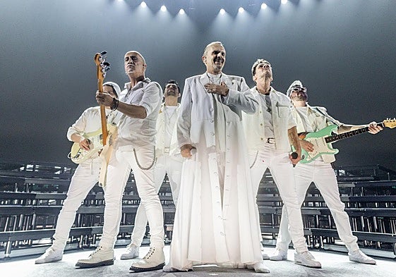 Miguel Bosé en un concierto de su gira, el 'Importante Tour', en el Movistar Arena.