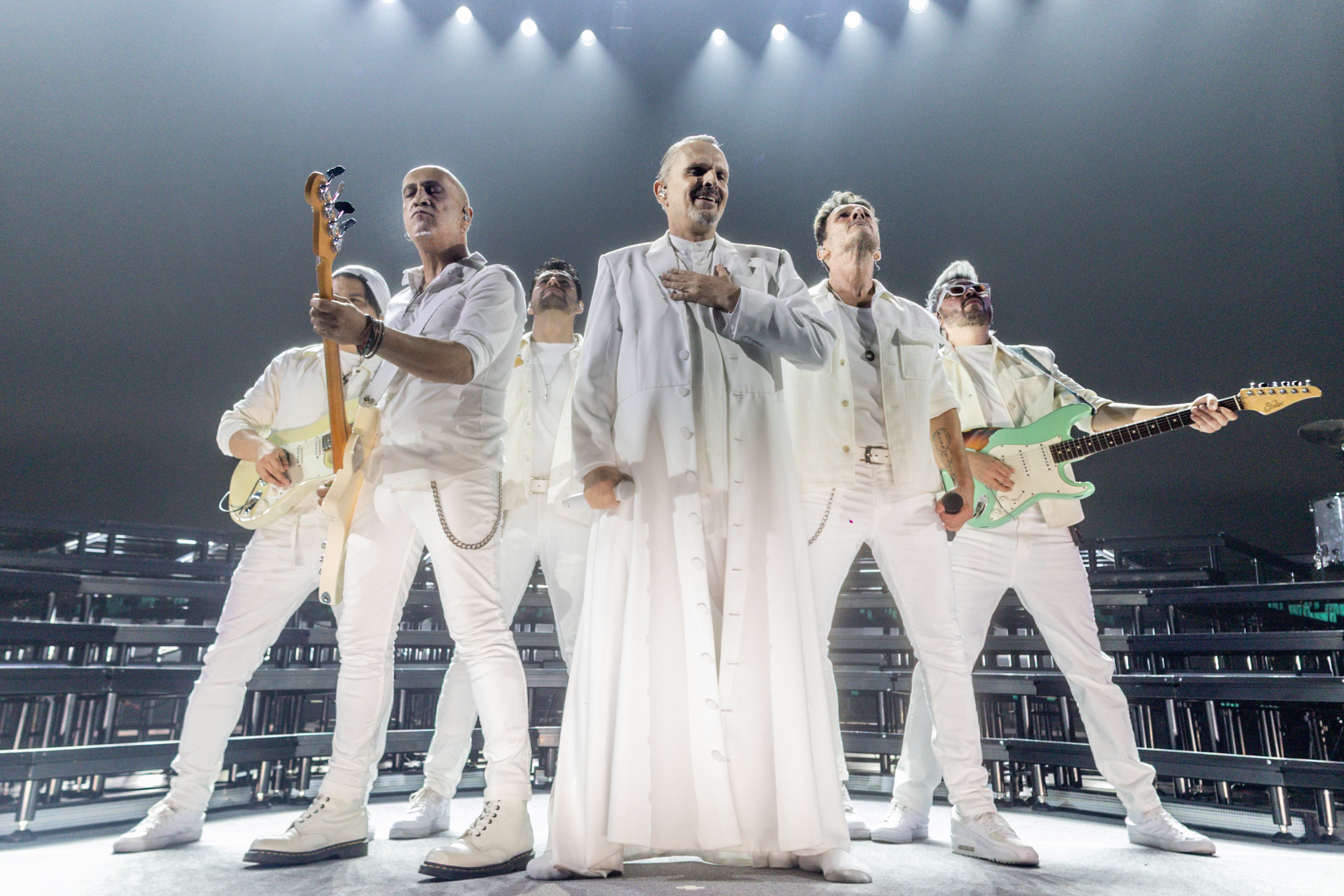 Miguel Bosé en un concierto de su gira, el 'Importante Tour', en el Movistar Arena.