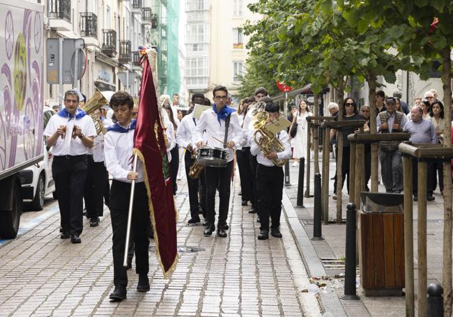 Los integrantes de Unión Musical La Galerna con sus instrumentos por las calles de Santander.