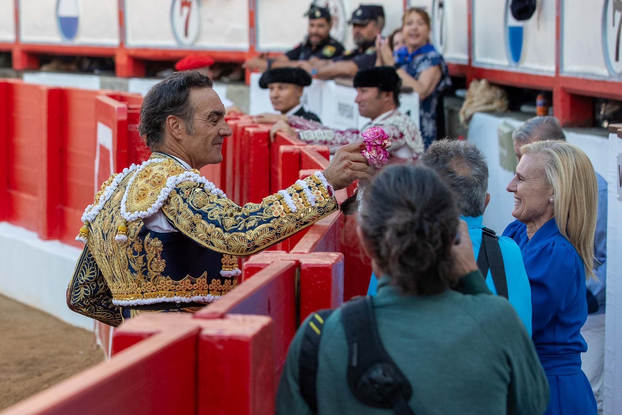 El Cid entrega un obsequio a Consuelo, la presidenta de su peña en Santander.