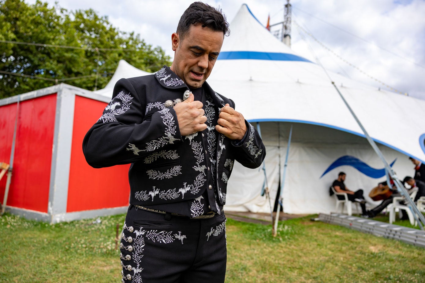 Raul Alegría con la vestimenta tradicional de los mariachis.