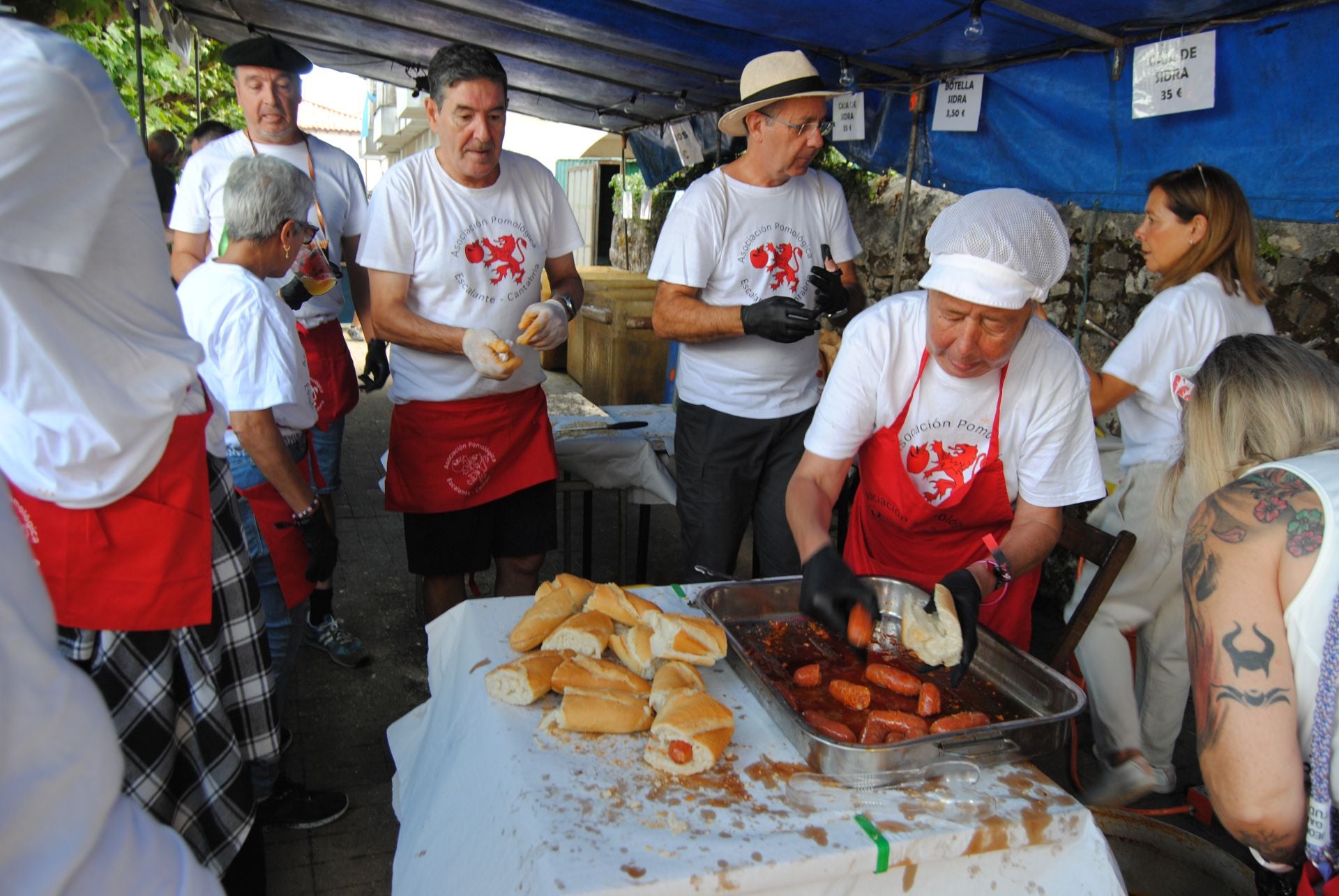 Preparando el rico chorizo a la sidra que se pudo saborear en la cita. 