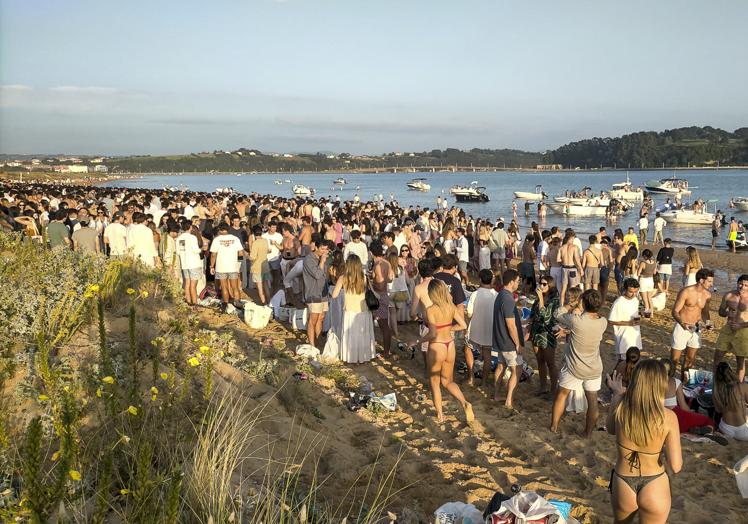 La quedada de los jóvenes deja en El Puntal restos de botellón y suciedad