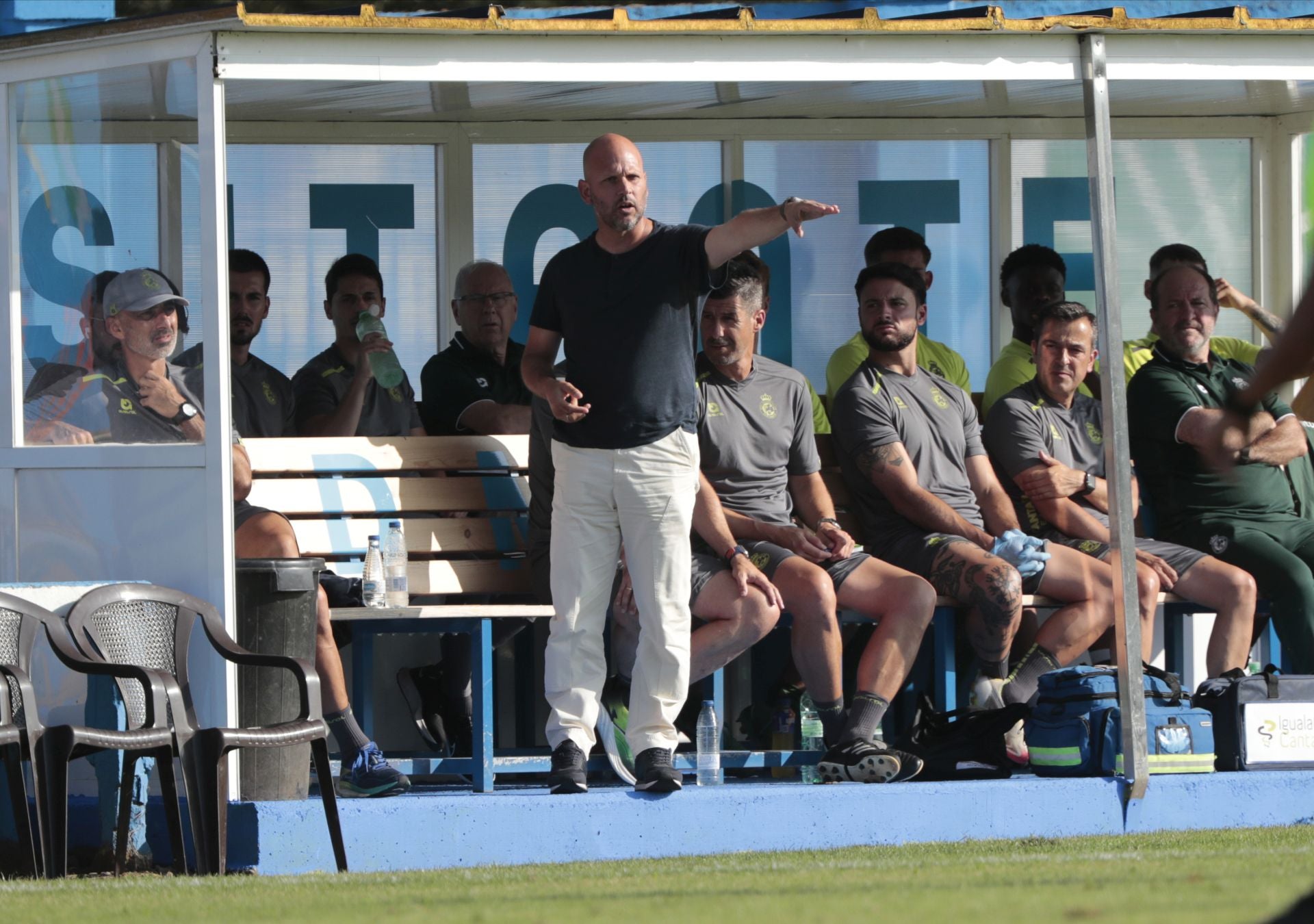El míster verdiblanco, desde la banda, da instrucciones a sus jugadores.