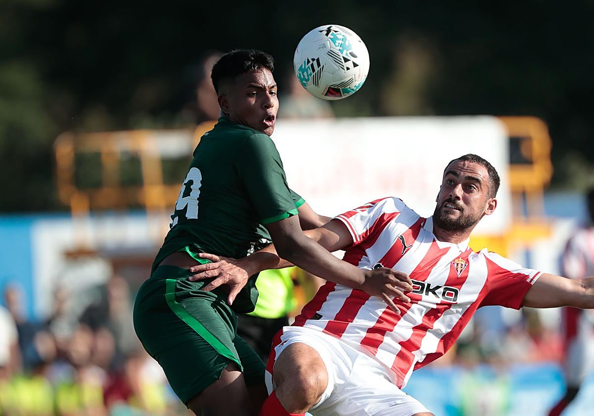 Jeremy, que marcó el segundo gol, pugna por el balón con un jugador del Sporting durante el amistoso de ayer.