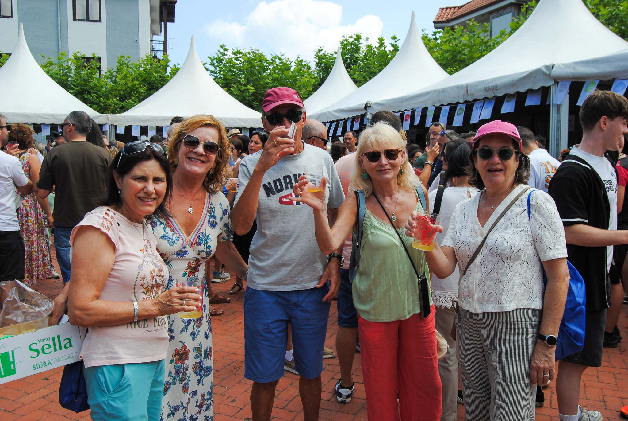 Un grupo de amigos que acude todos los años a Escalante atraído por esta popular fiesta.