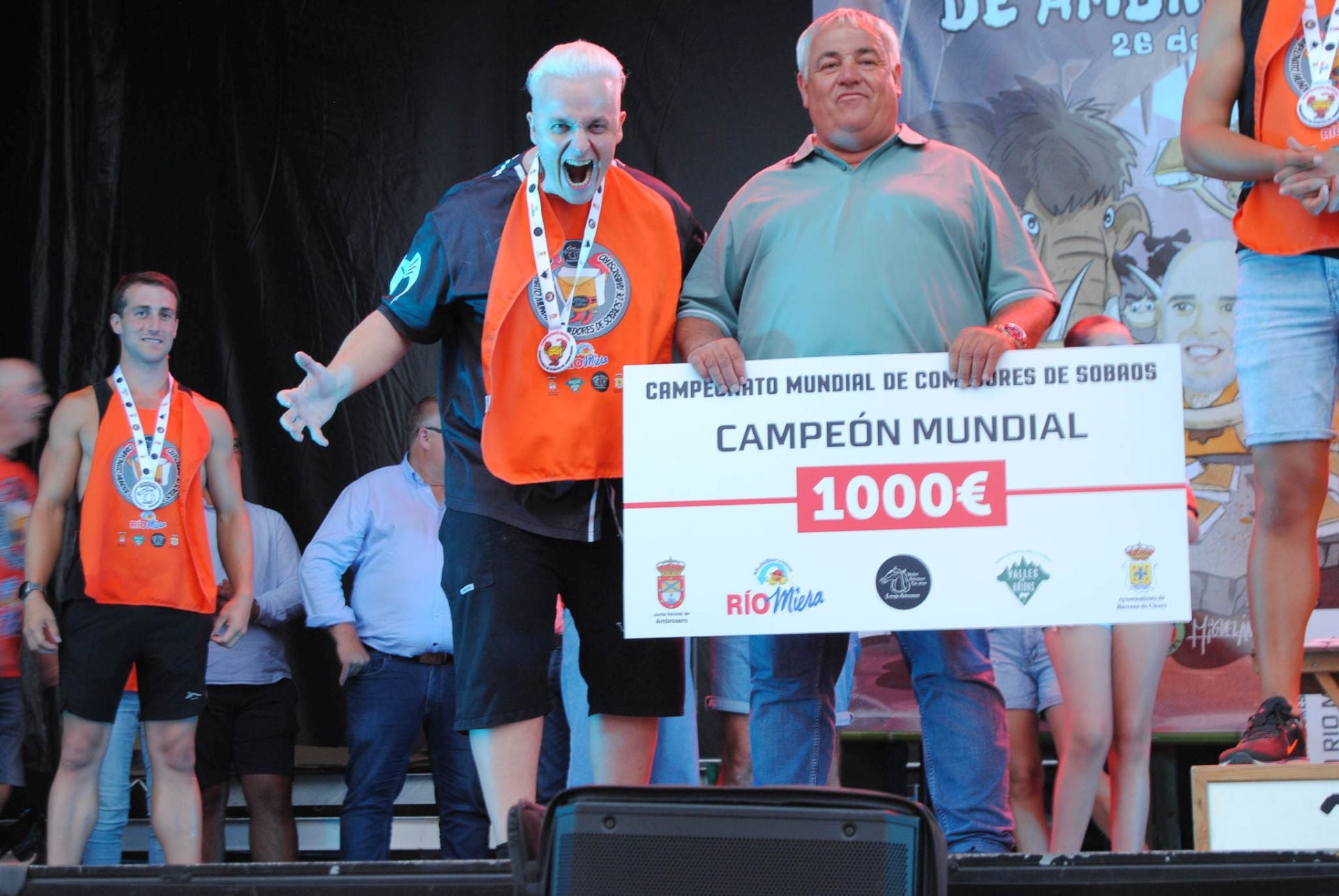 El vencedor revalidó su hazaña del año pasado zampándose 17 piezas.