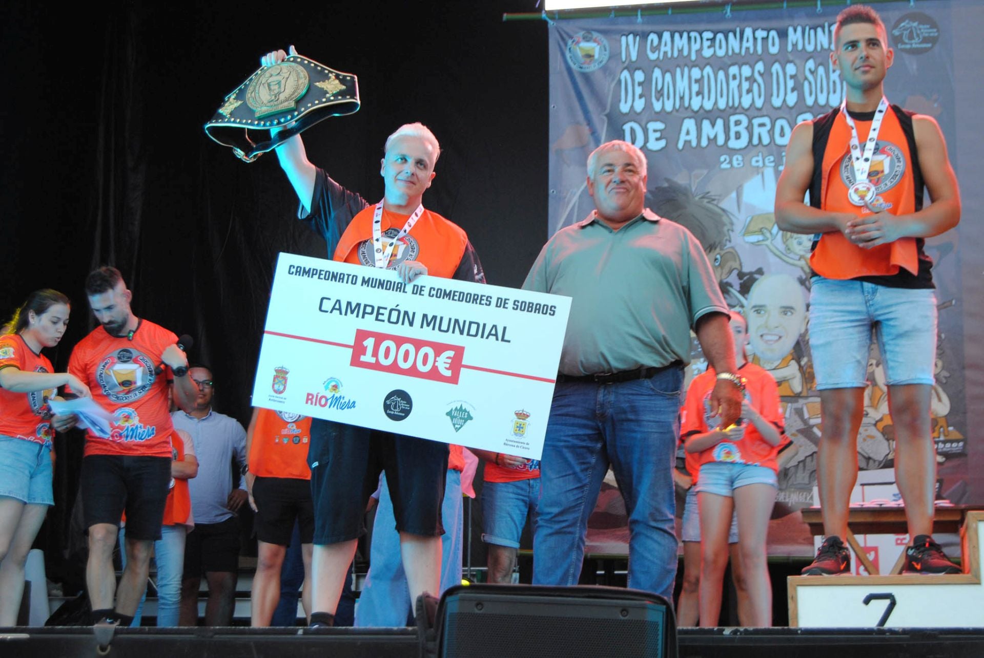 Valentín Carrasco con el cheque del ganador y el cinturón de boxeo de campeón .