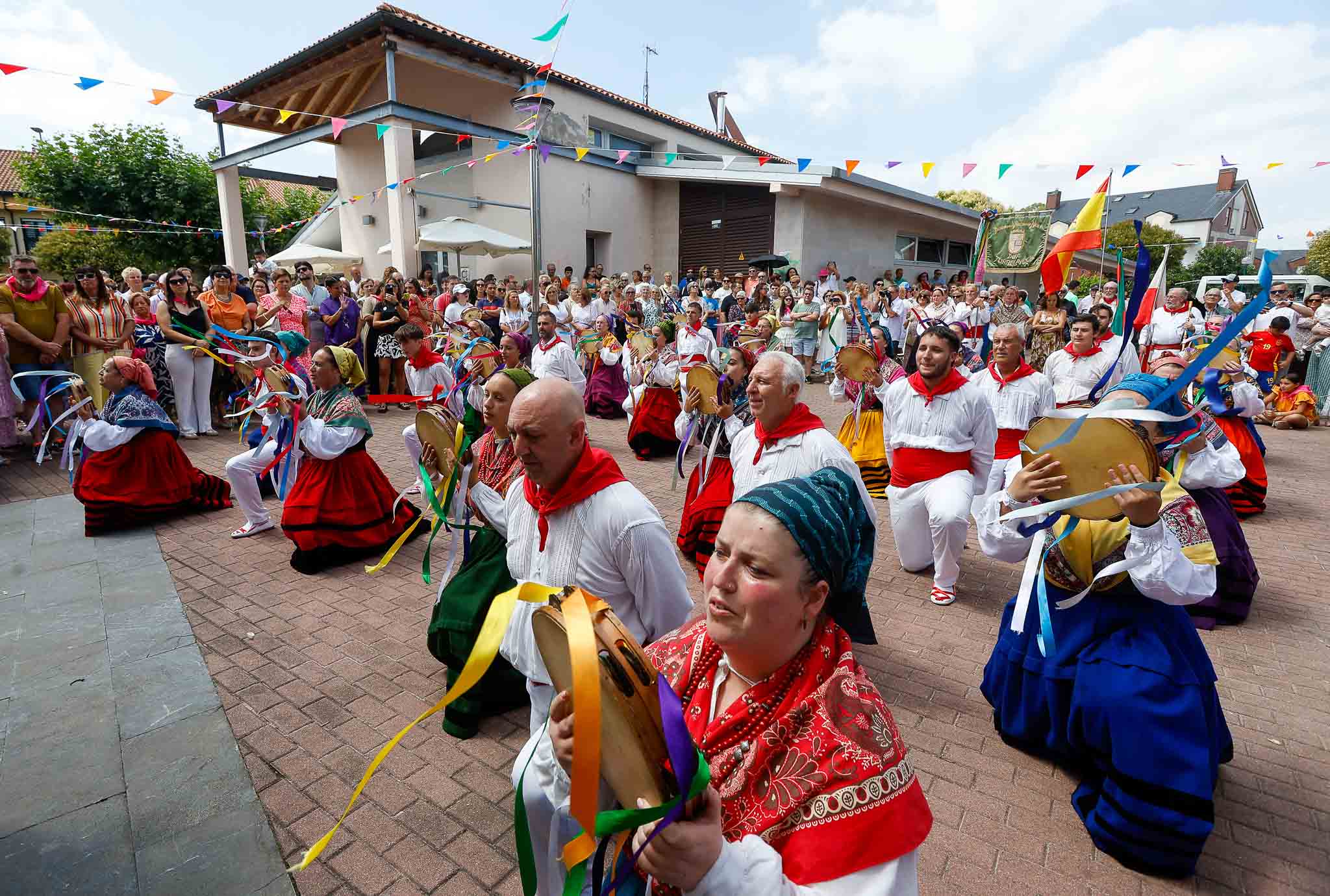 La plaza de la ermita se llenó de color y tradición con las danzas.