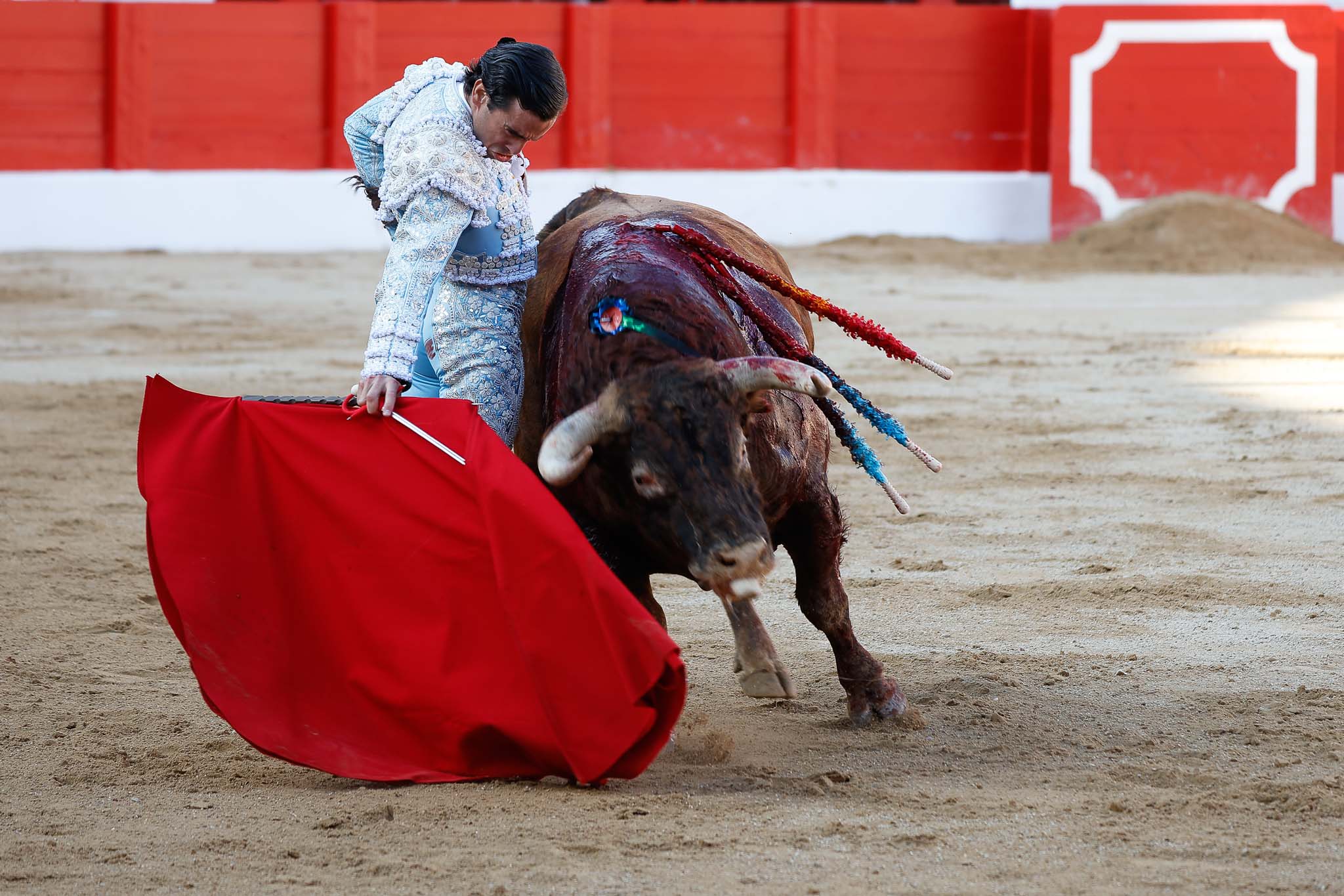 Derechazo de Juan Ortega al segundo de la tarde. 